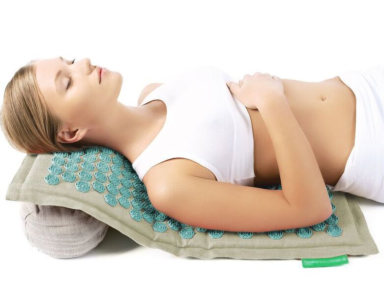 The needle applicator helps relieve muscle spasms in cervical osteochondrosis